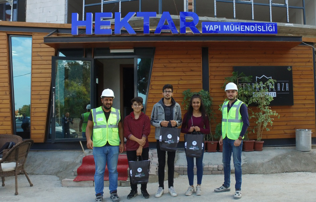 Hektar Yapı Mühendisliği Sosyal Medya Talihlileri Forma Dağıtımı Töreni